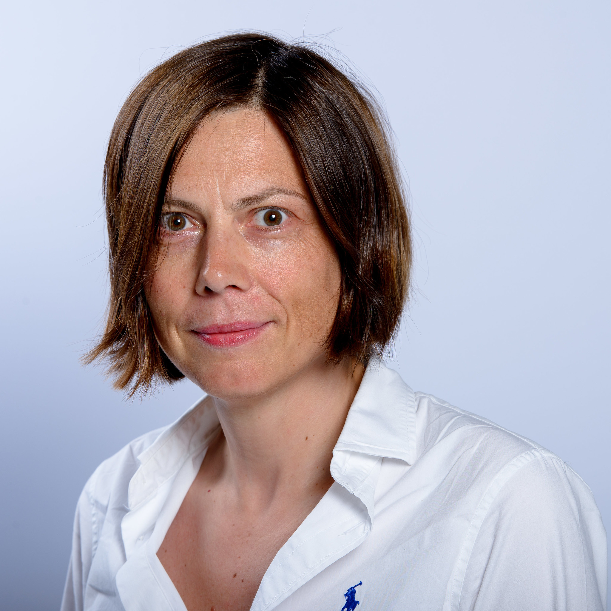 En person med brunt hår