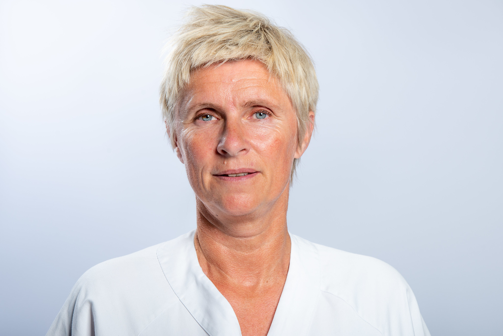 En mann med hvitt hår