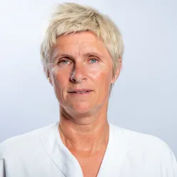 En mann med hvitt hår