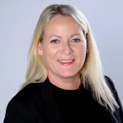 En kvinne med blondt hår