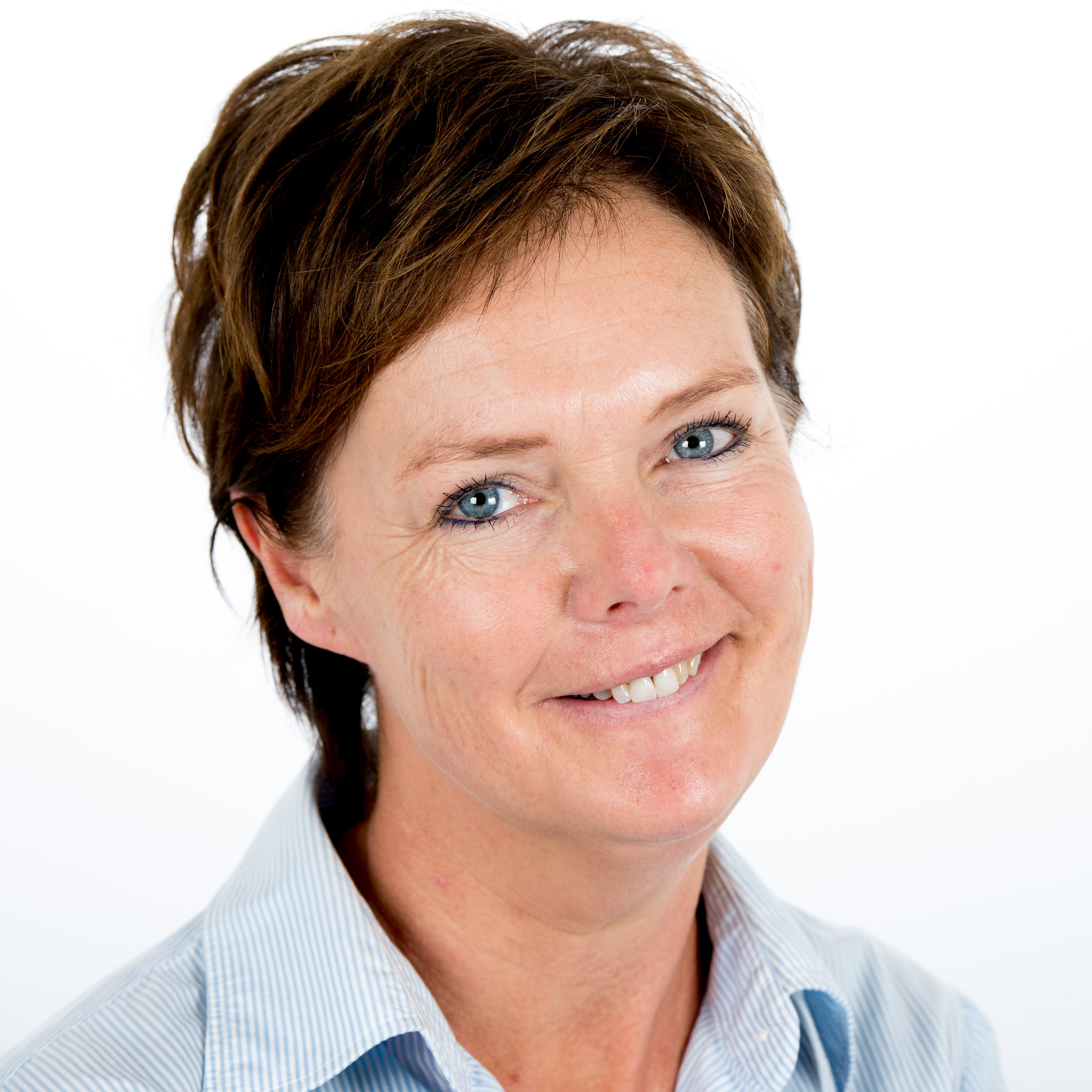 Et nærbilde av en mann som smiler