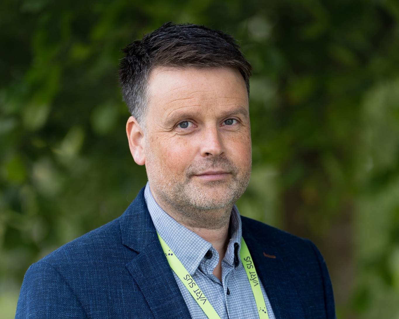 En mann i blå jakke