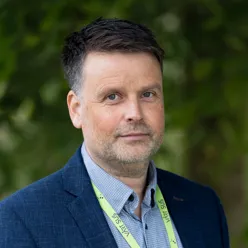 En mann i blå jakke