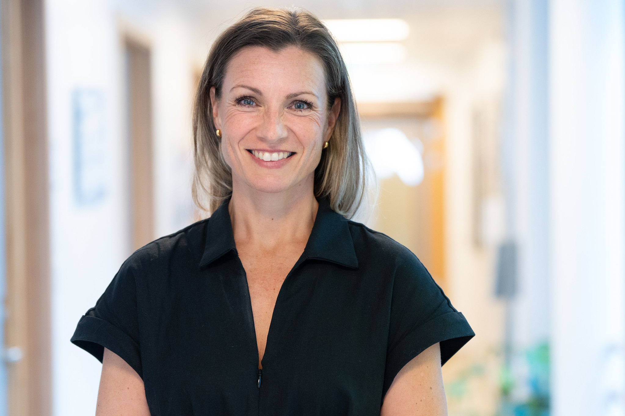 En mann som smiler til kameraet