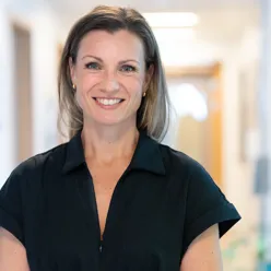 En mann som smiler til kameraet