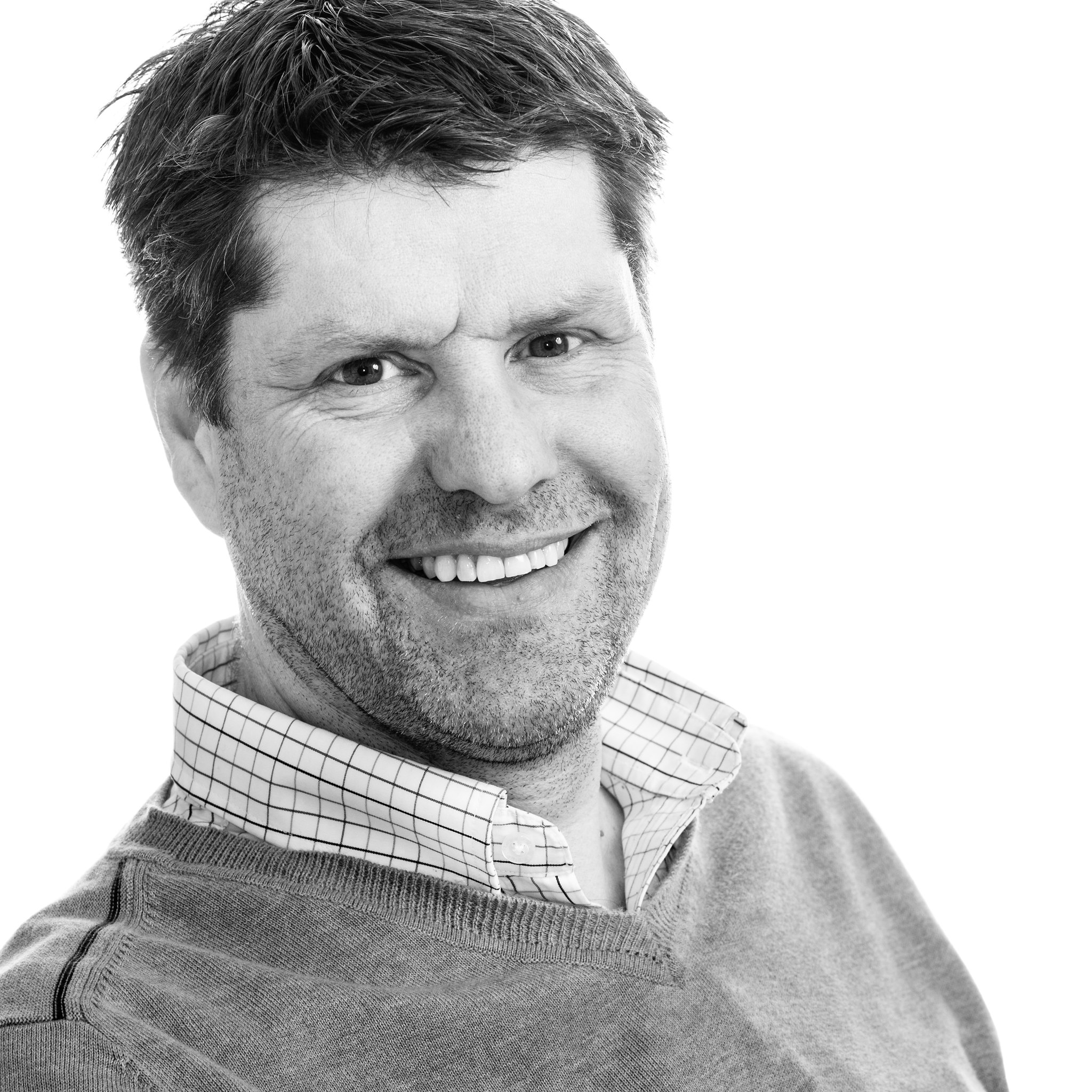 En mann som smiler til kameraet