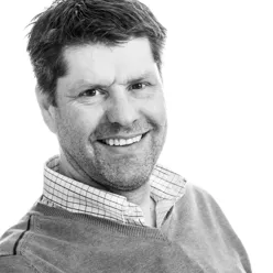 En mann som smiler til kameraet