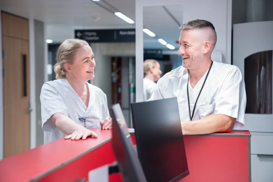 En mann og en kvinne som snakker