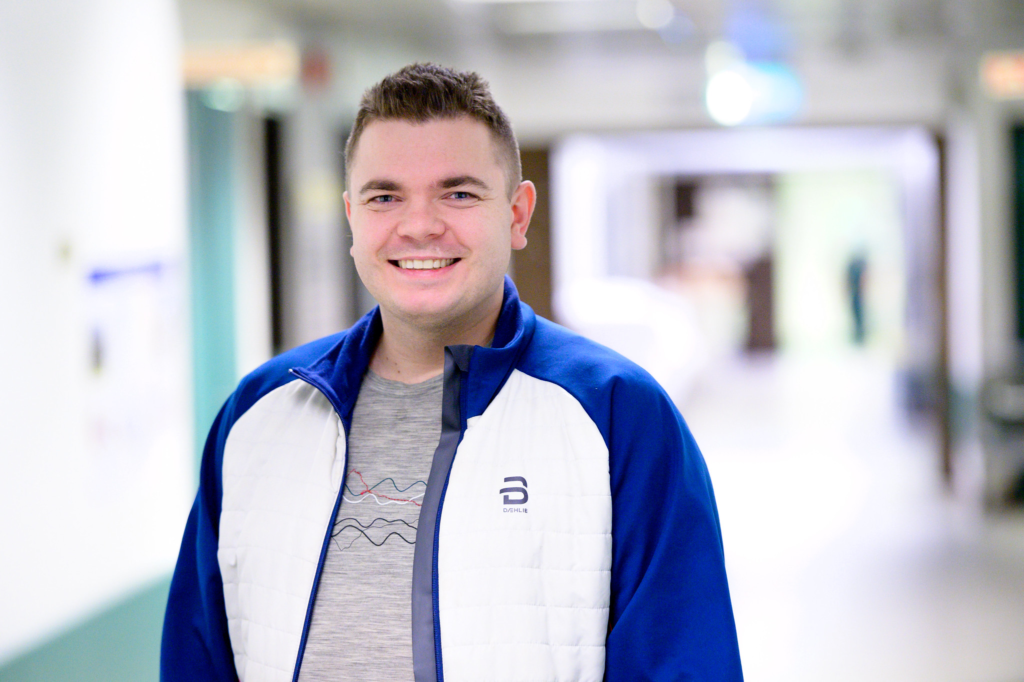 En mann som smiler til kameraet