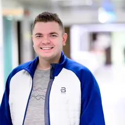 En mann som smiler til kameraet