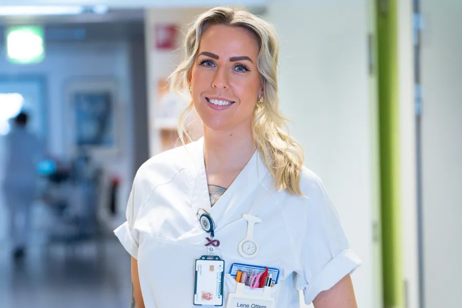 Kvinne i sykepleieruniform