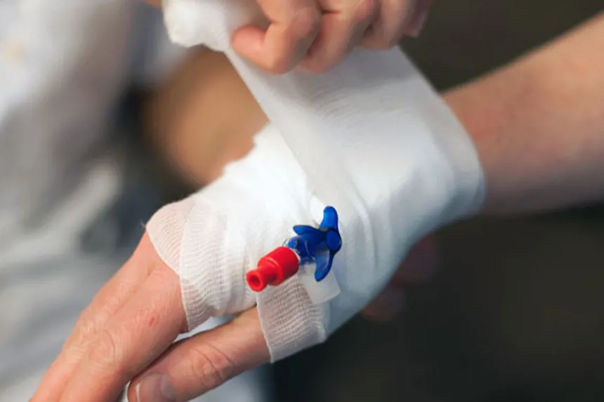 En person som holder et lite blått leketøy