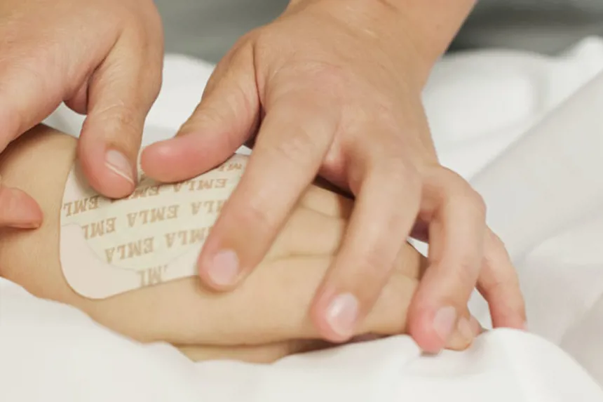 En person som holder en babys hånd