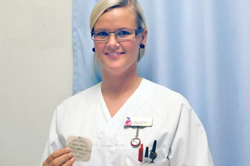 En person iført hvit frakk og stetoskop