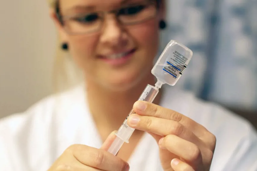 En lege som holder et stetoskop