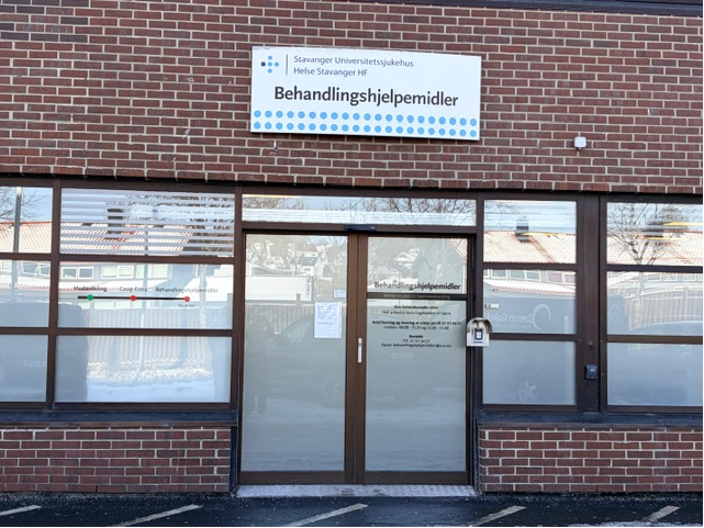 En bygning med et skilt over døren