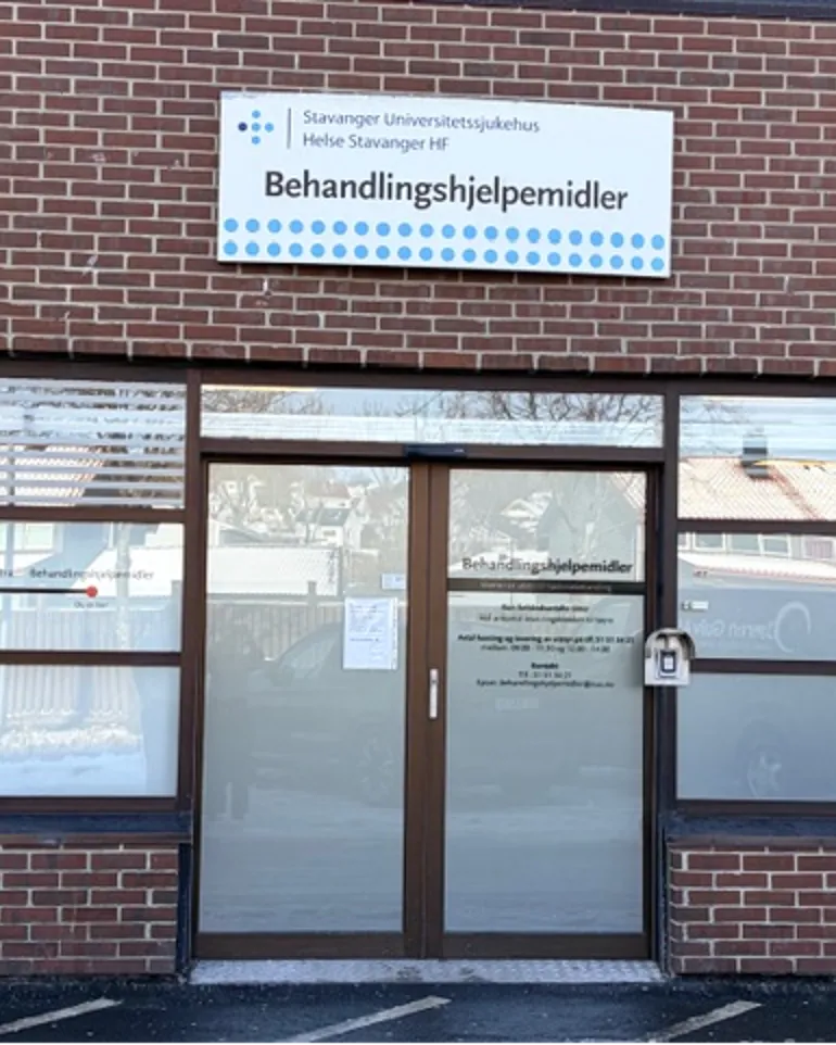 En bygning med et skilt over døren