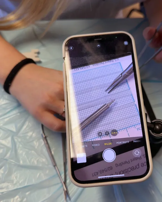 En person som bruker en mobiltelefon