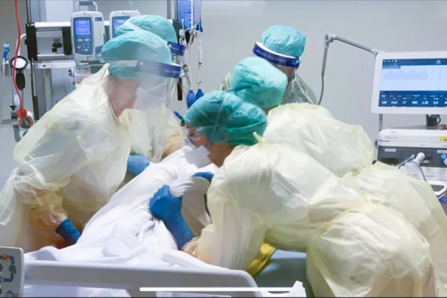 En gruppe kirurger som utfører kirurgi