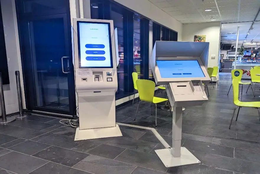 Et rom med stoler og et bord