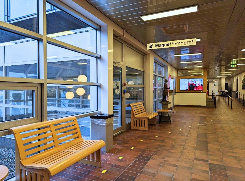 En stor bygning med benker