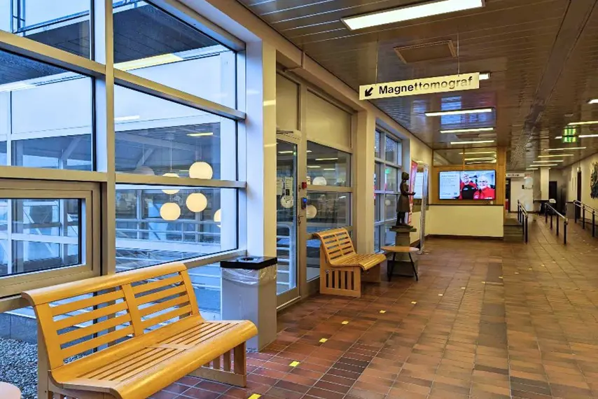 En stor bygning med benker