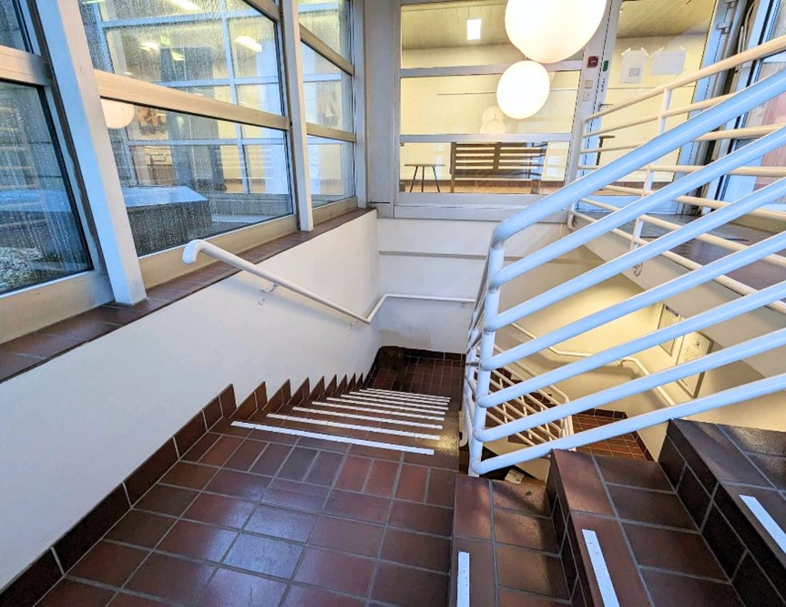 En trapp i en bygning