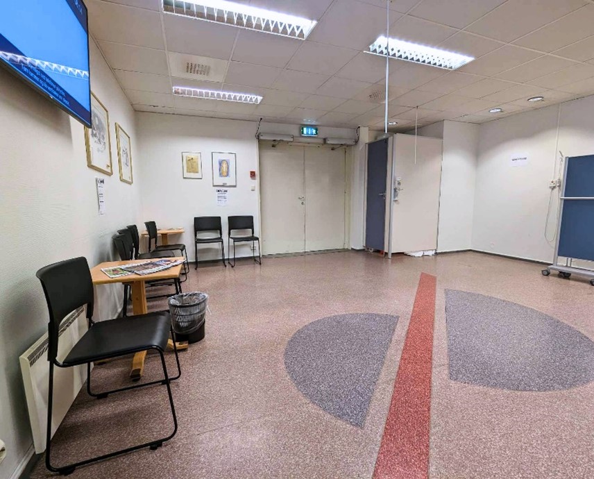 Et tomt kontor med rød løper