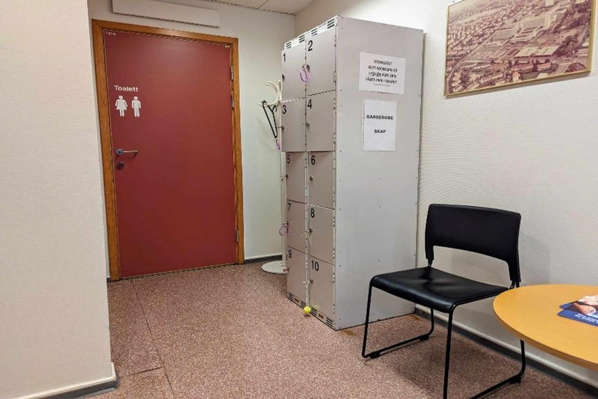 Et rom med stol og bord