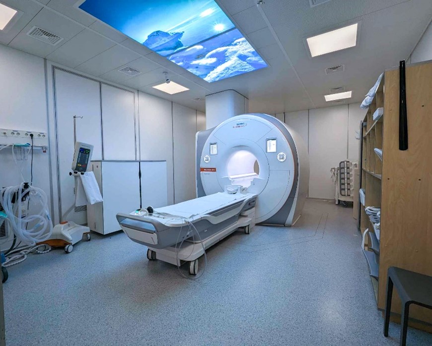 Et sykehusrom med medisinsk utstyr