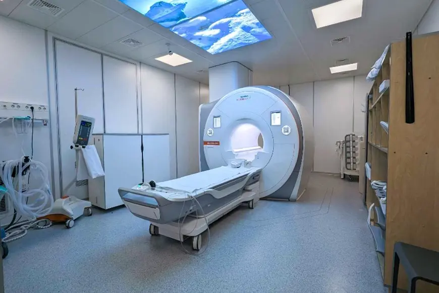 Et sykehusrom med medisinsk utstyr