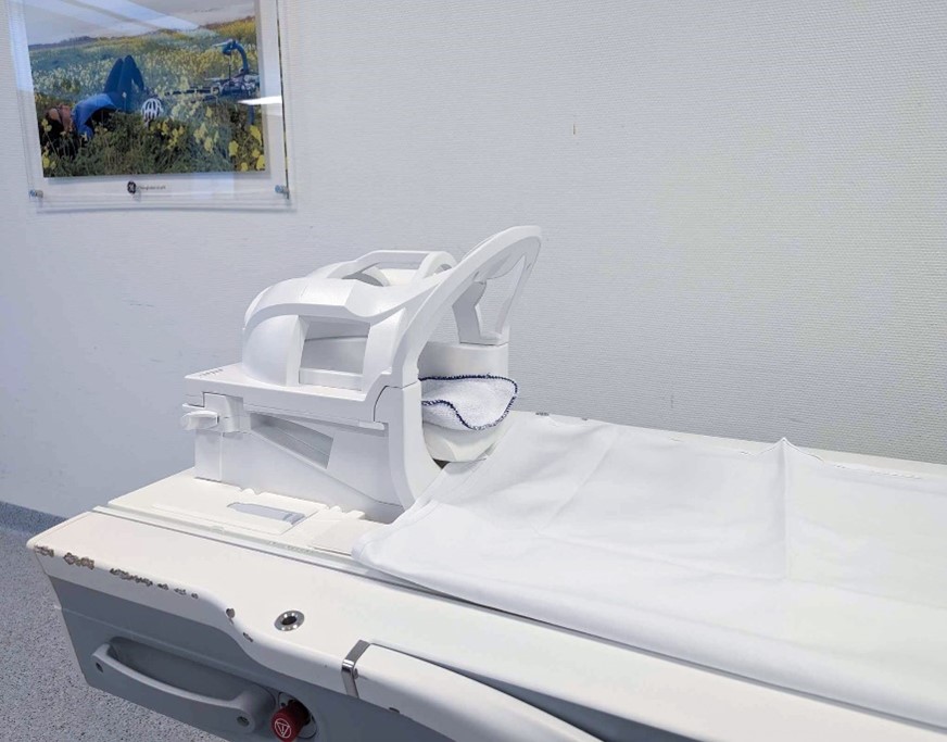 En hvit seng med en hvit sengeramme