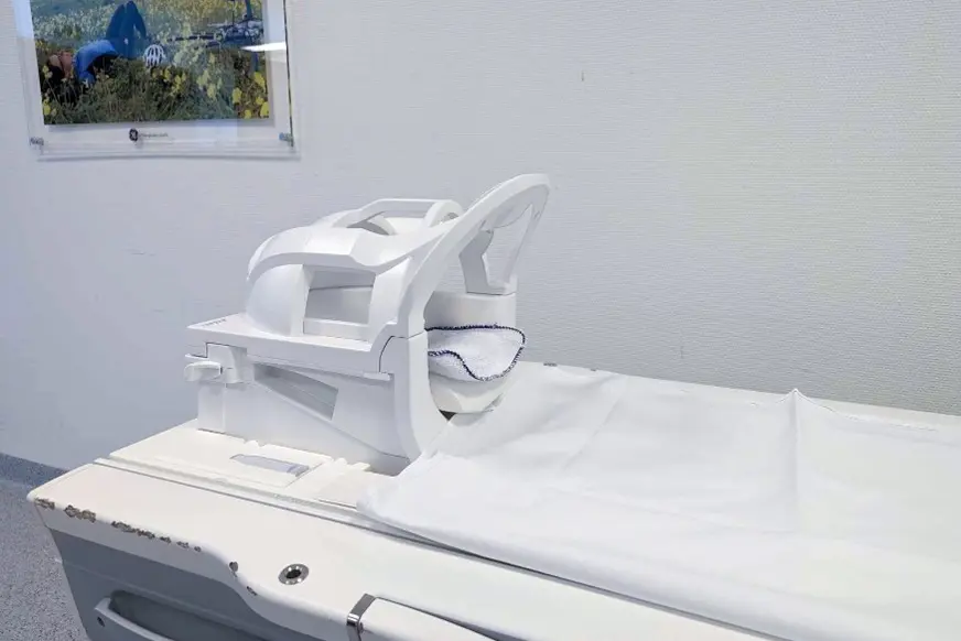 En hvit seng med en hvit sengeramme