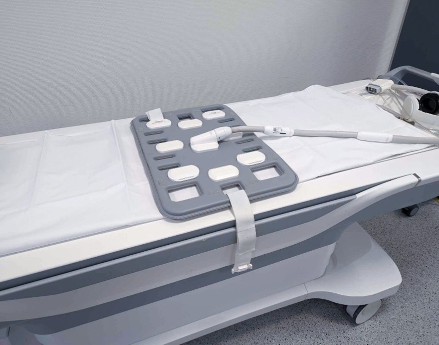 Et hvitt rektangulært objekt med knapper og en hvit gjenstand på