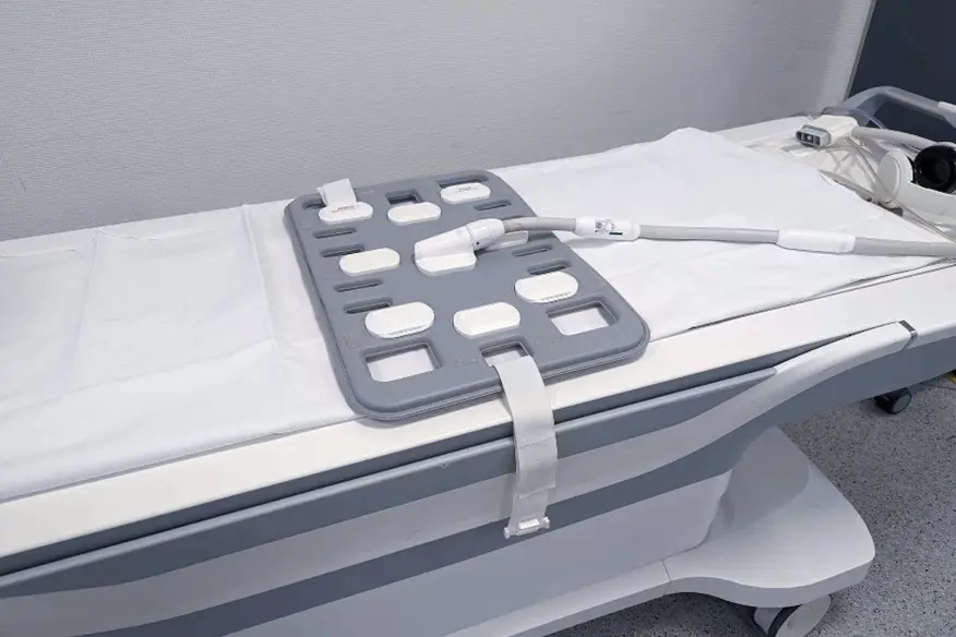 Et hvitt rektangulært objekt med knapper og en hvit gjenstand på