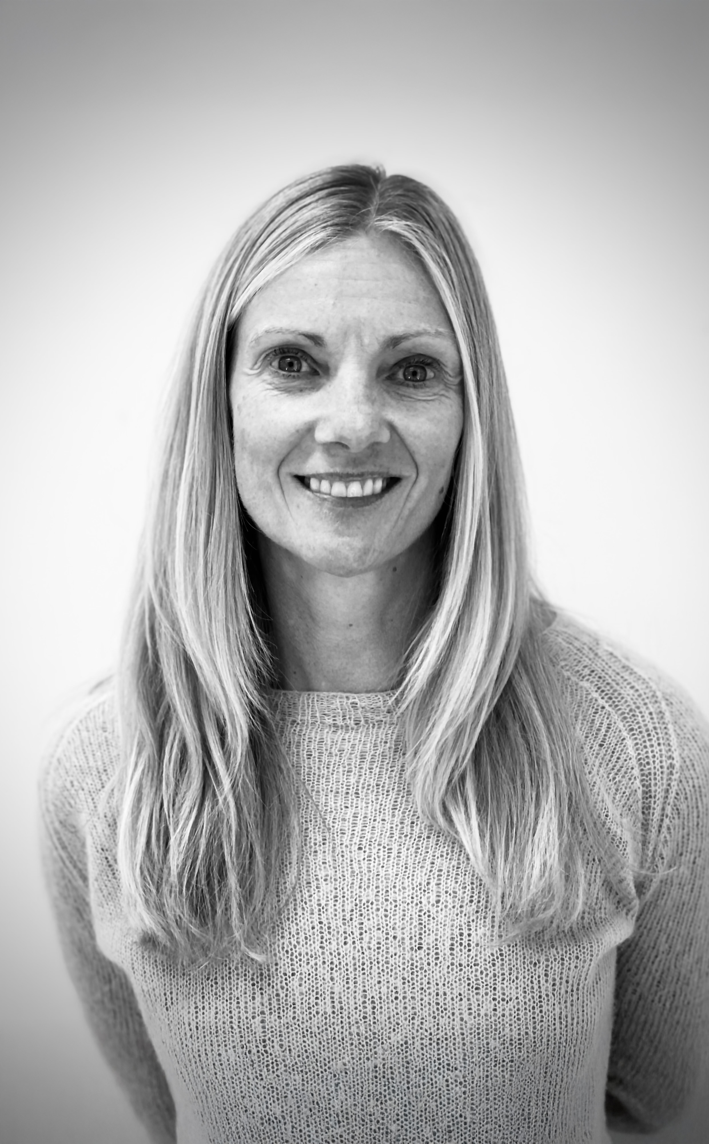 En kvinne med langt hår