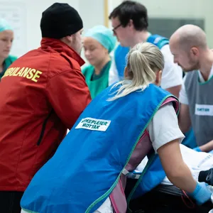 En gruppe mennesker simulerer i akuttmottaket.