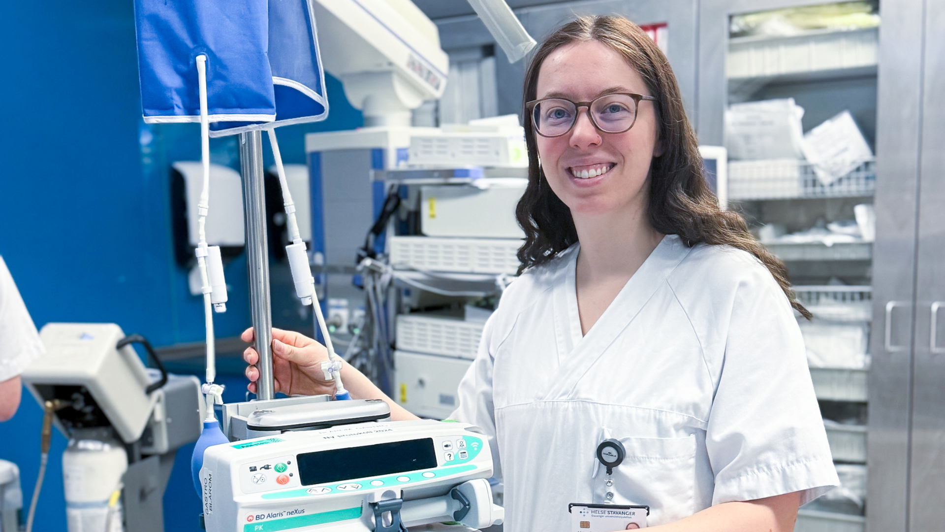 En person i laboratoriefrakk