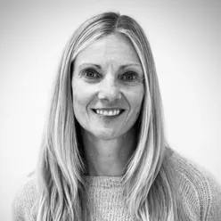 En kvinne med langt hår