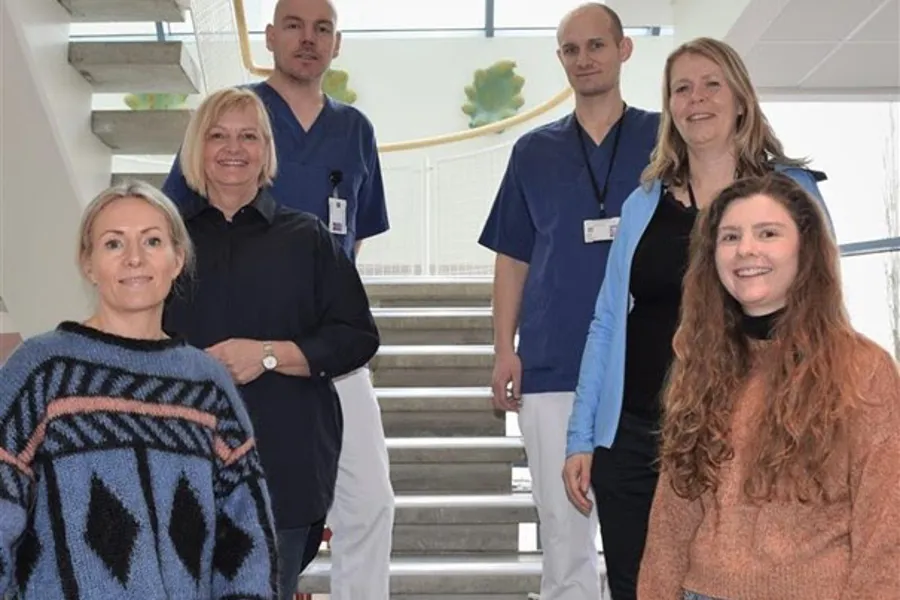 En gruppe mennesker som poserer for et bilde