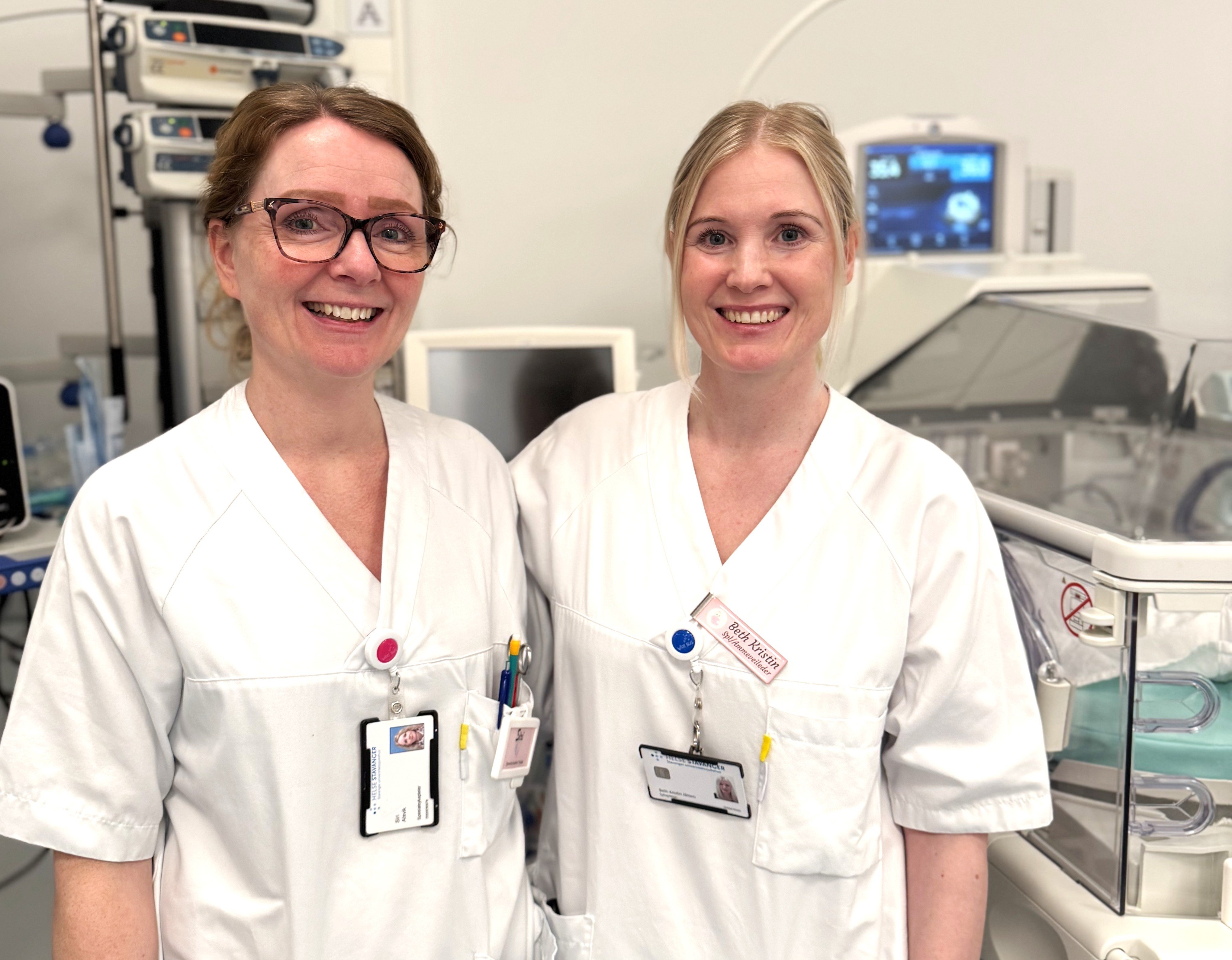 Et par kvinner i hvite frakker