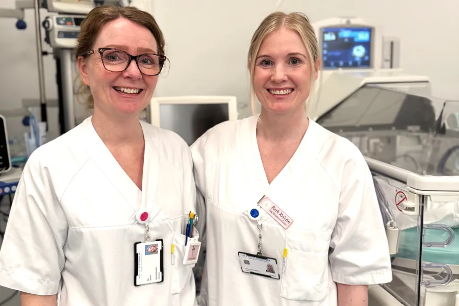 Et par kvinner i hvite frakker