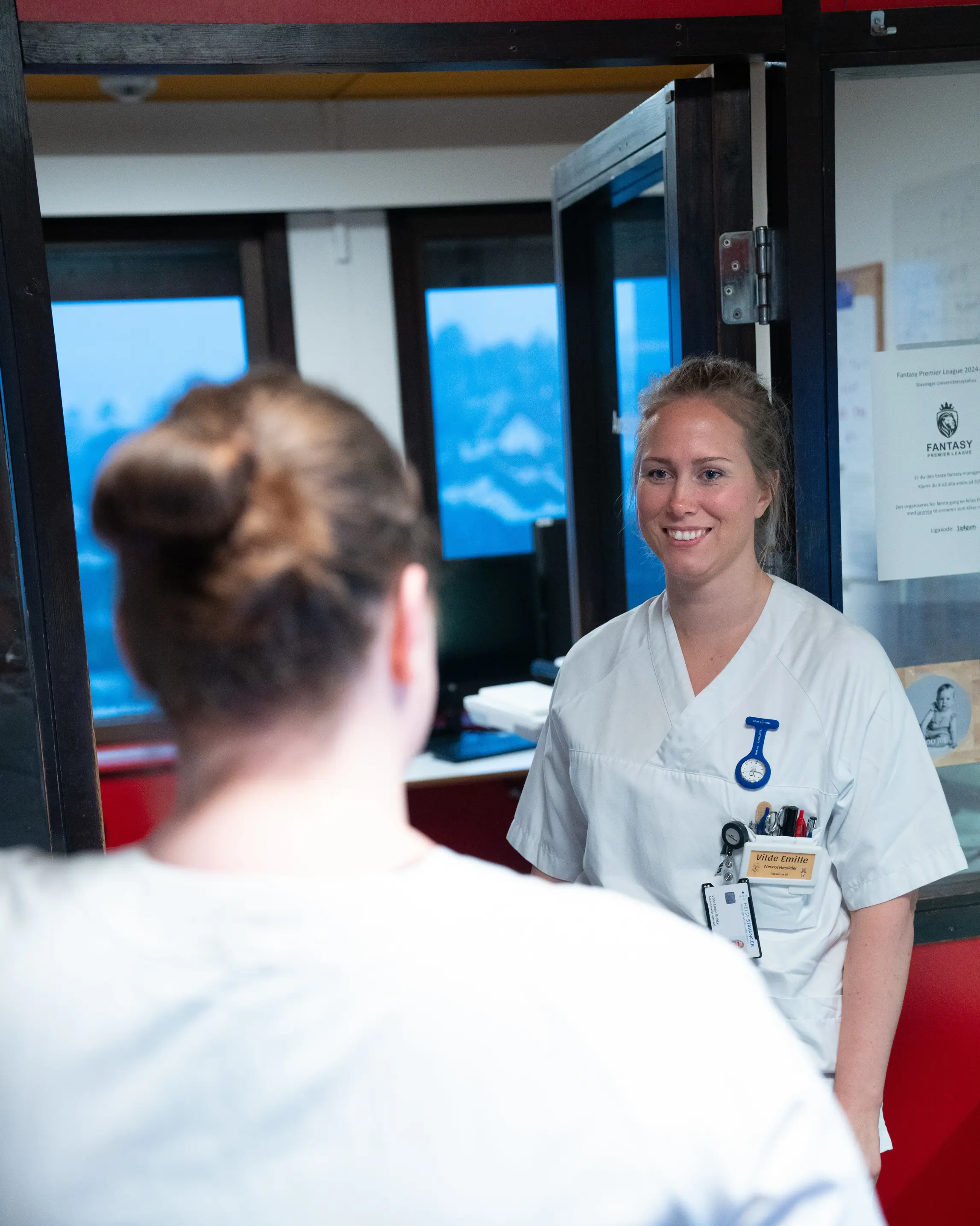Sykepleier ser på en annen sykepleier