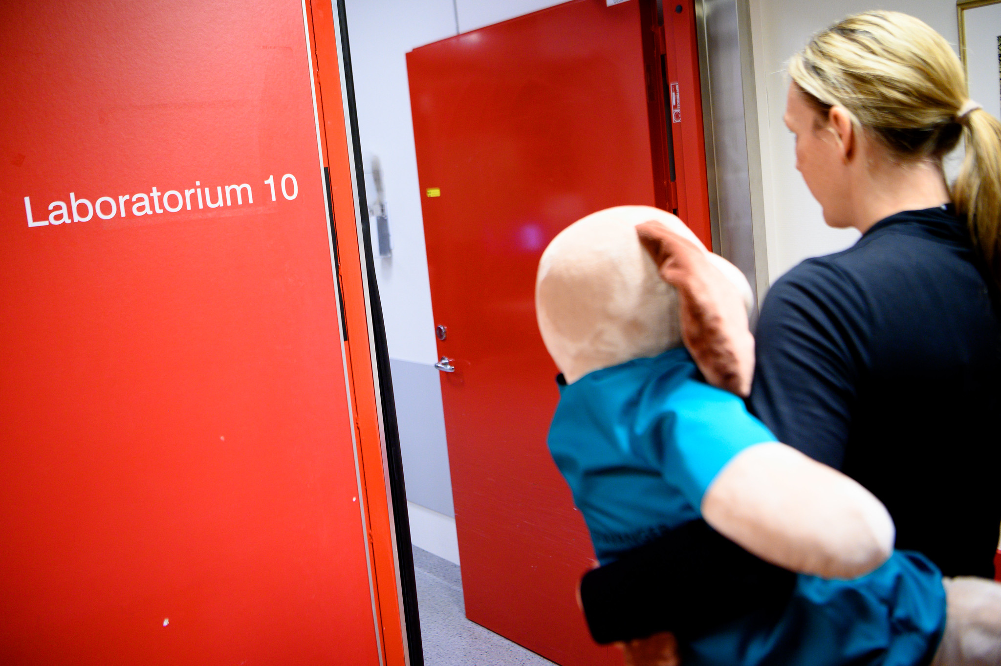 En person som holder en bamse