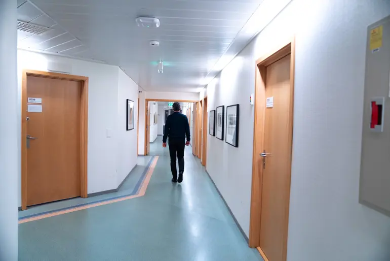 En person som går nedover en gang