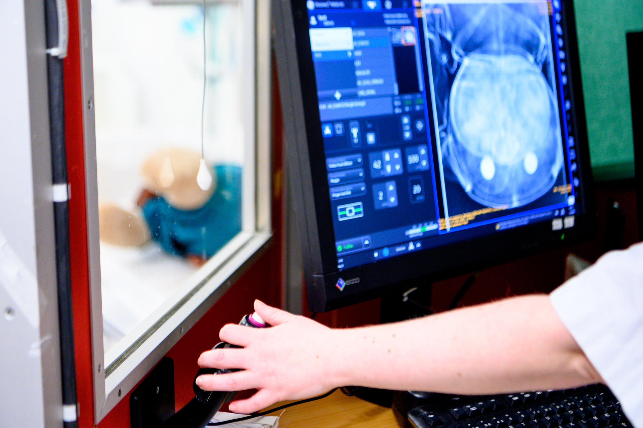 En person som bruker en datamaskin