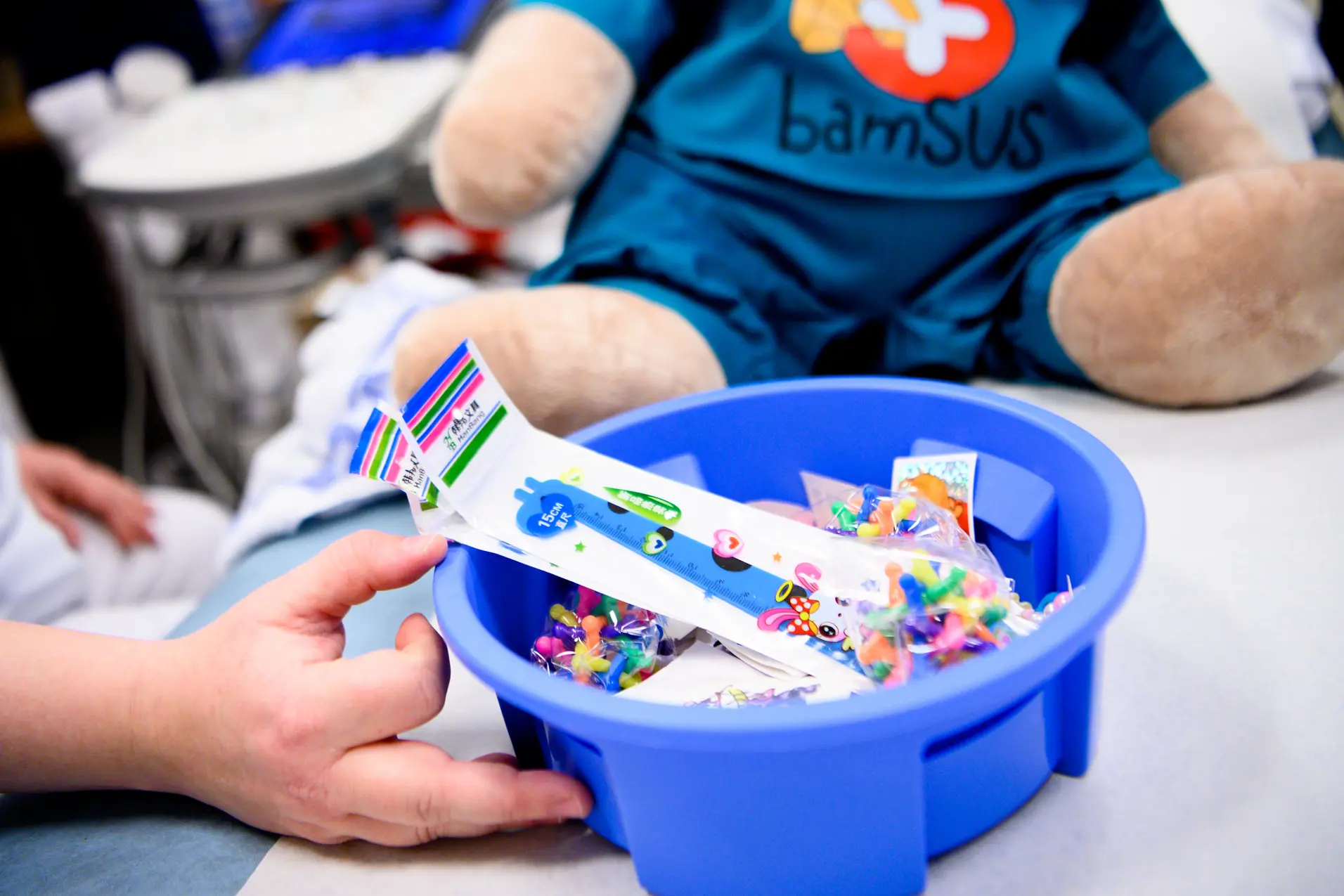 En person som holder en bolle med godteri