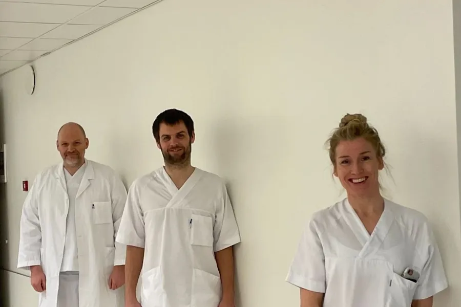En gruppe mennesker iført hvite laboratoriefrakker