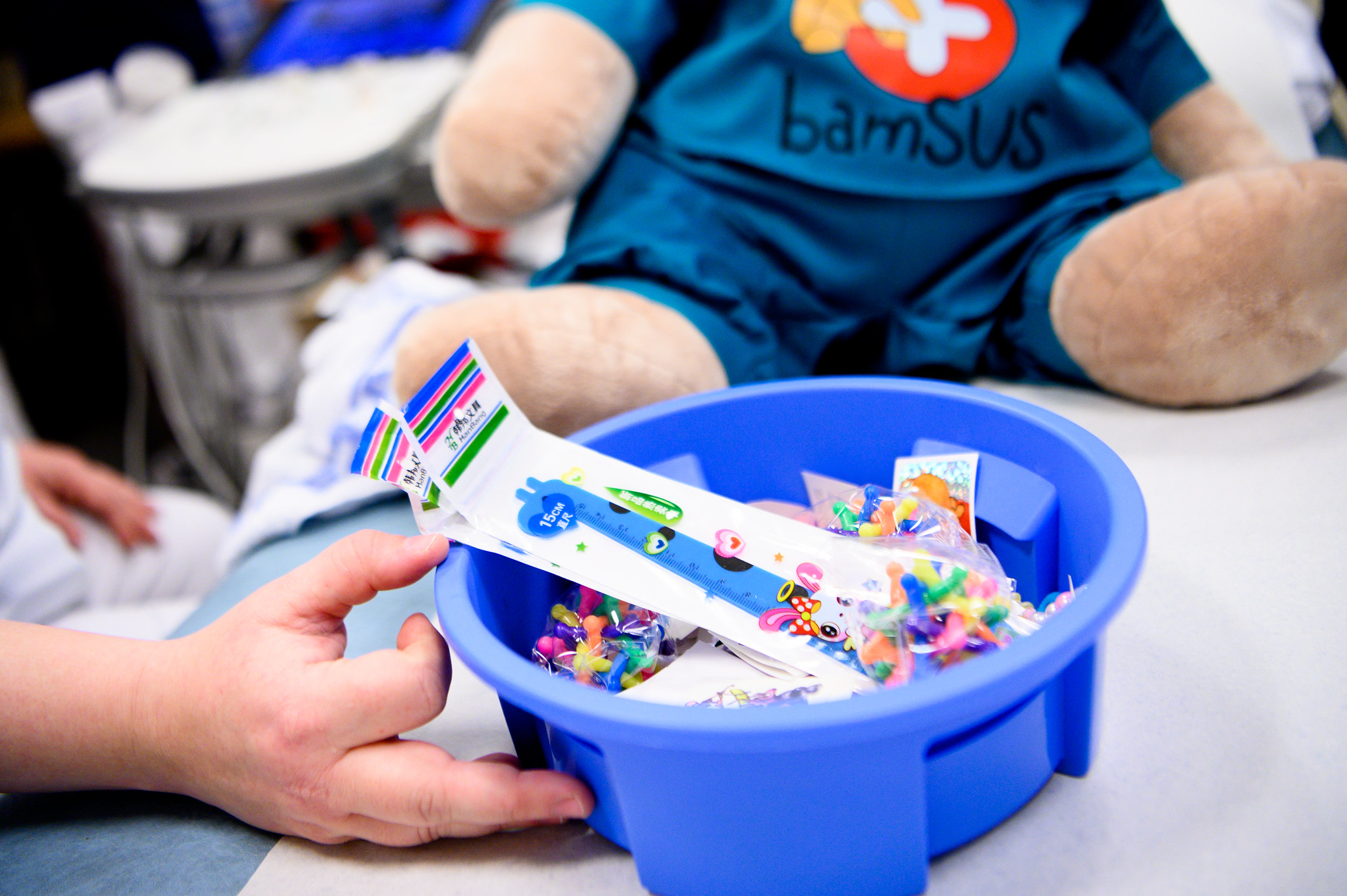 En person som holder en bolle med godteri