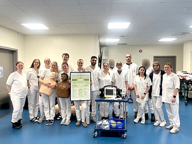 En gruppe mennesker som poserer for et bilde